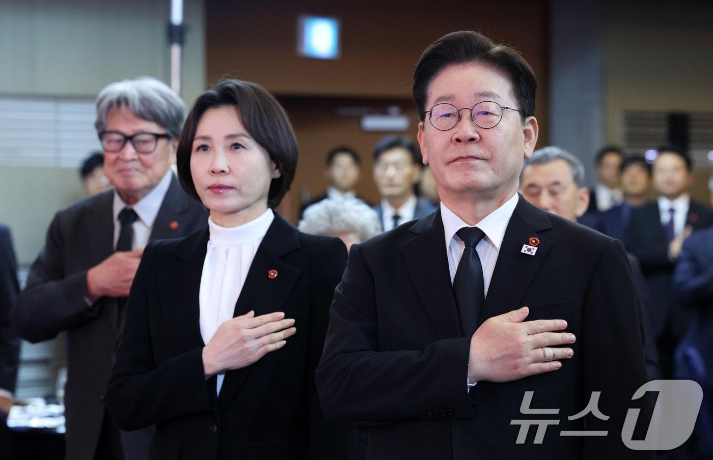 본문 이미지 - 이재명 대통령과 김혜경 여사가 29일 제주시의 한 호텔에서 열린 제주 4.3 희생자 유족과의 오찬에서 국민의례를 하고 있다. 2026.3.29 ⓒ 뉴스1 이재명 기자