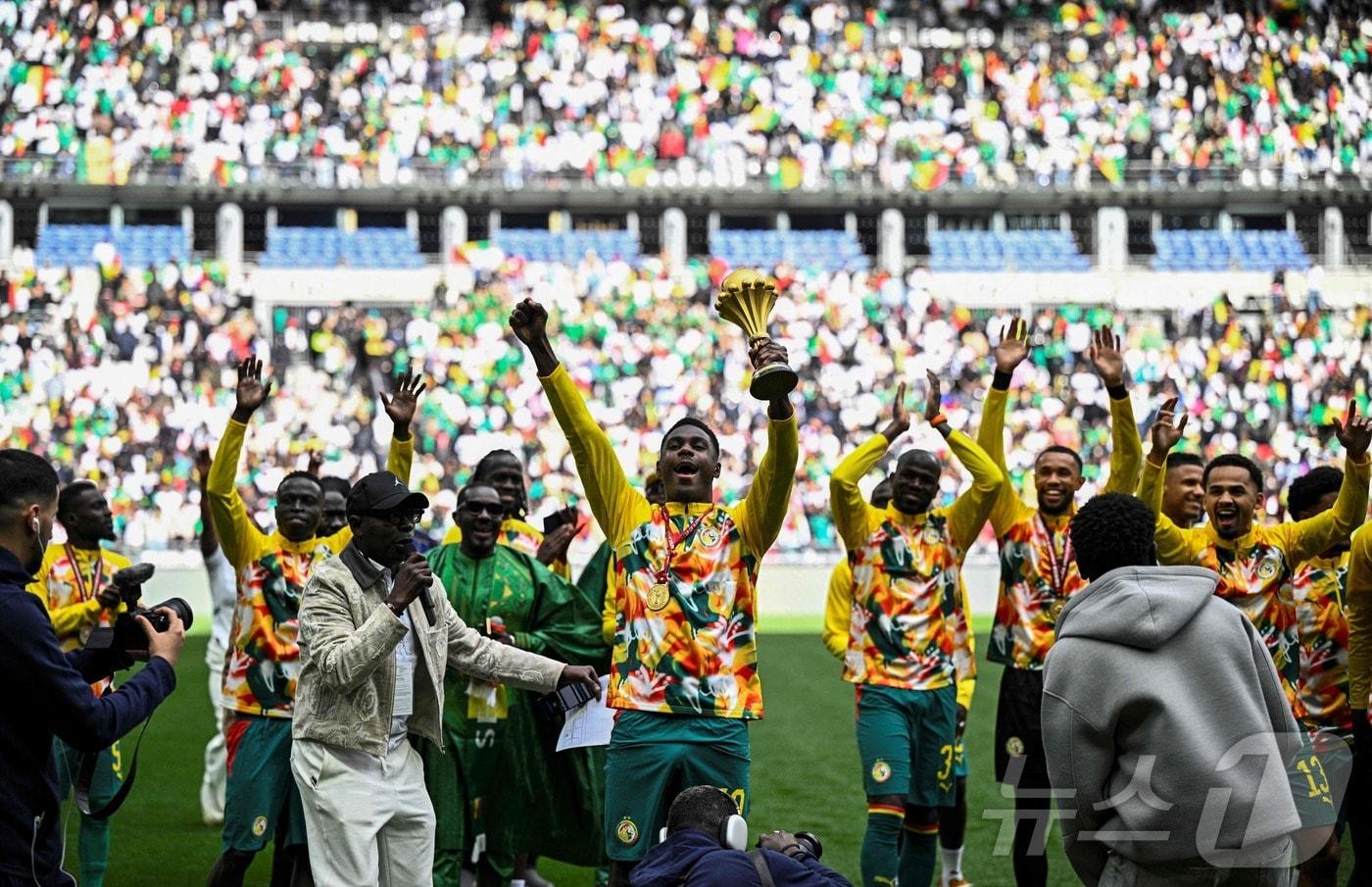 본문 이미지 - 박탈당한 우승 트로피를 들고 세리머니를 하는 세네갈 선수들 ⓒ AFP=뉴스1