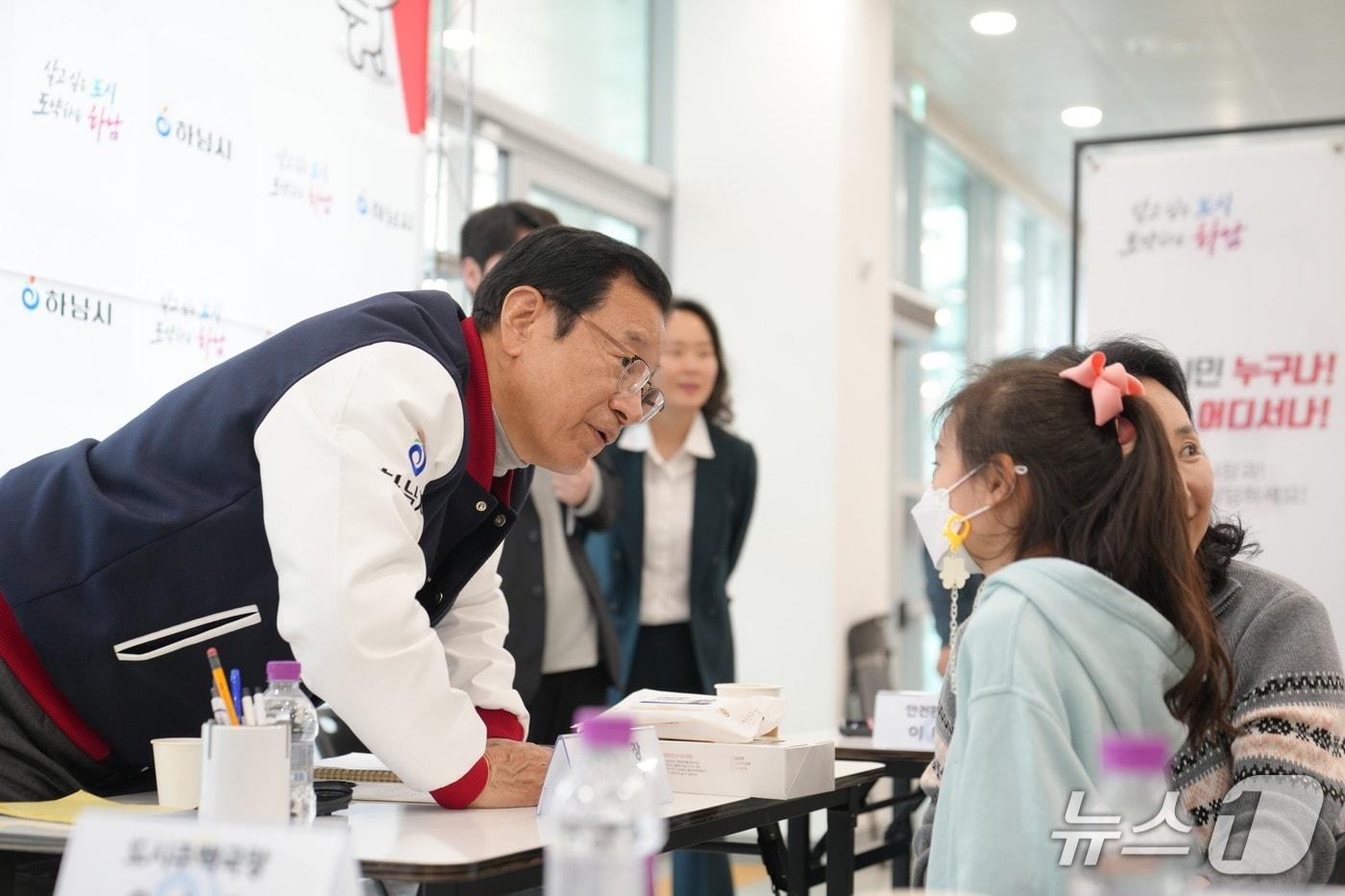 본문 이미지 - 이현재 경기 하남시장이 지난 27일 감일복합커뮤니티센터에서 지역 주민과 소통하고 있다.(하남시 제공. 재판매 및 DB 금지)/뉴스1 