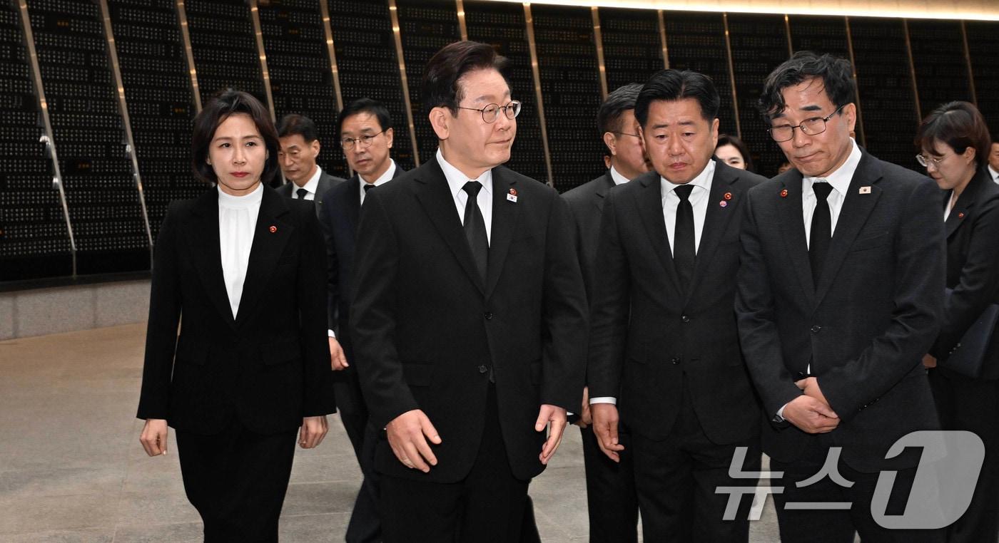 본문 이미지 - 이재명 대통령과 김혜경 여사가 29일 제주4.3평화공원을 방문해 위패봉안실을 살펴보고 있다. 2026.3.29 ⓒ 뉴스1 이재명 기자