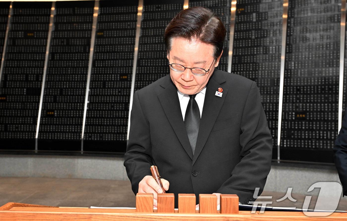 본문 이미지 - 이재명 대통령이 29일 제주4.3평화공원을 방문해 위패봉안실에서 방명록을 작성하고 있다. 2026.3.29 ⓒ 뉴스1 이재명 기자