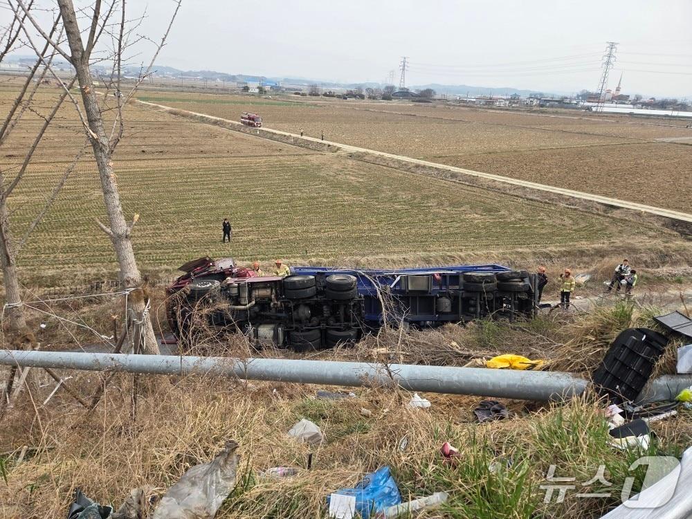 본문 이미지 - 논산 천안논산고속도로 탱크로리 전복 사고 현장. / 뉴스1