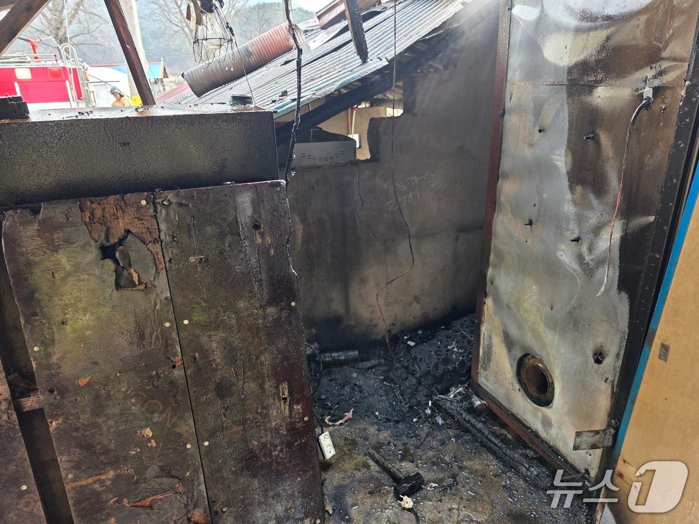 본문 이미지 -  청양군 장평면 락지리 화재 현장. (청양소방서 제공, 재판매 및 DB금지) / 뉴스1