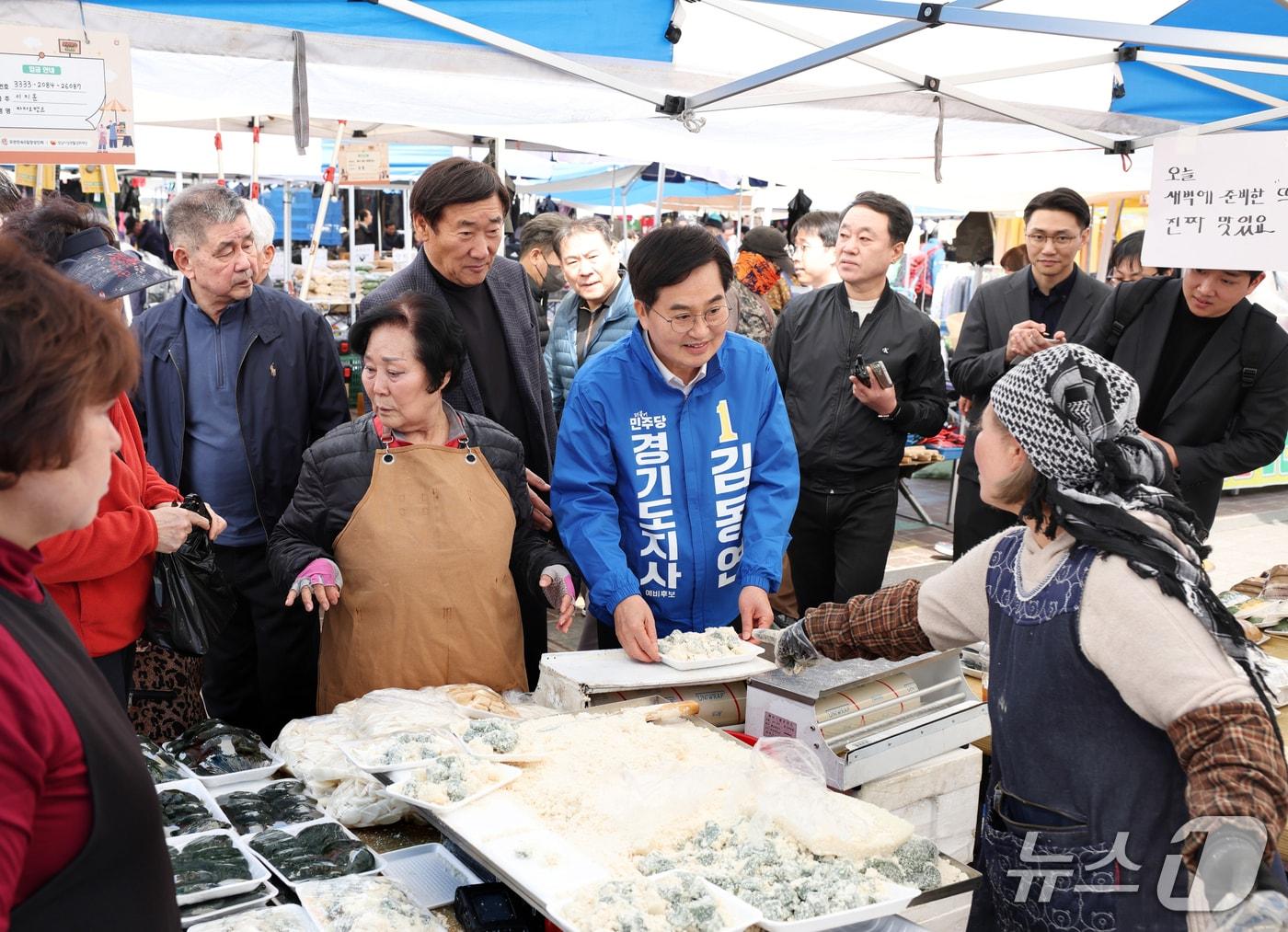 본문 이미지 - 김동연 더불어민주당 경기도지사 경선 후보가 전통시장 상인과 대화를 나누고 있다.(김 후보 측 캠프 제공)