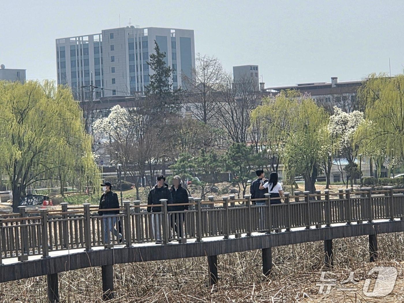 본문 이미지 - 29일 낮 12시께 전북 전주시 덕진구 덕진공원에서 시민들이 산책하고 있다.2026.3.29/뉴스1 문채연 기자