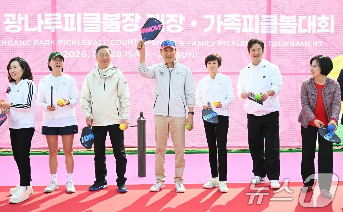 본문 이미지 - 오세훈 서울시장이 29일 서울 강동구 광나루한강공원에서 열린 피클볼장 개장행사에 참석해 시민들에게 인사를 하고 있다. (서울시 제공, 재판매 및 DB금지)2026.3.29 ⓒ 뉴스1