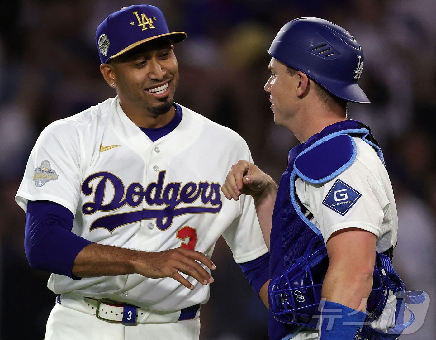 본문 이미지 - 29일(한국시간) LA 다저스의 개막 3연승을 이끈 포수 윌 스미스(오른쪽)와 투수 에드윈 디아스. ⓒ AFP=뉴스1