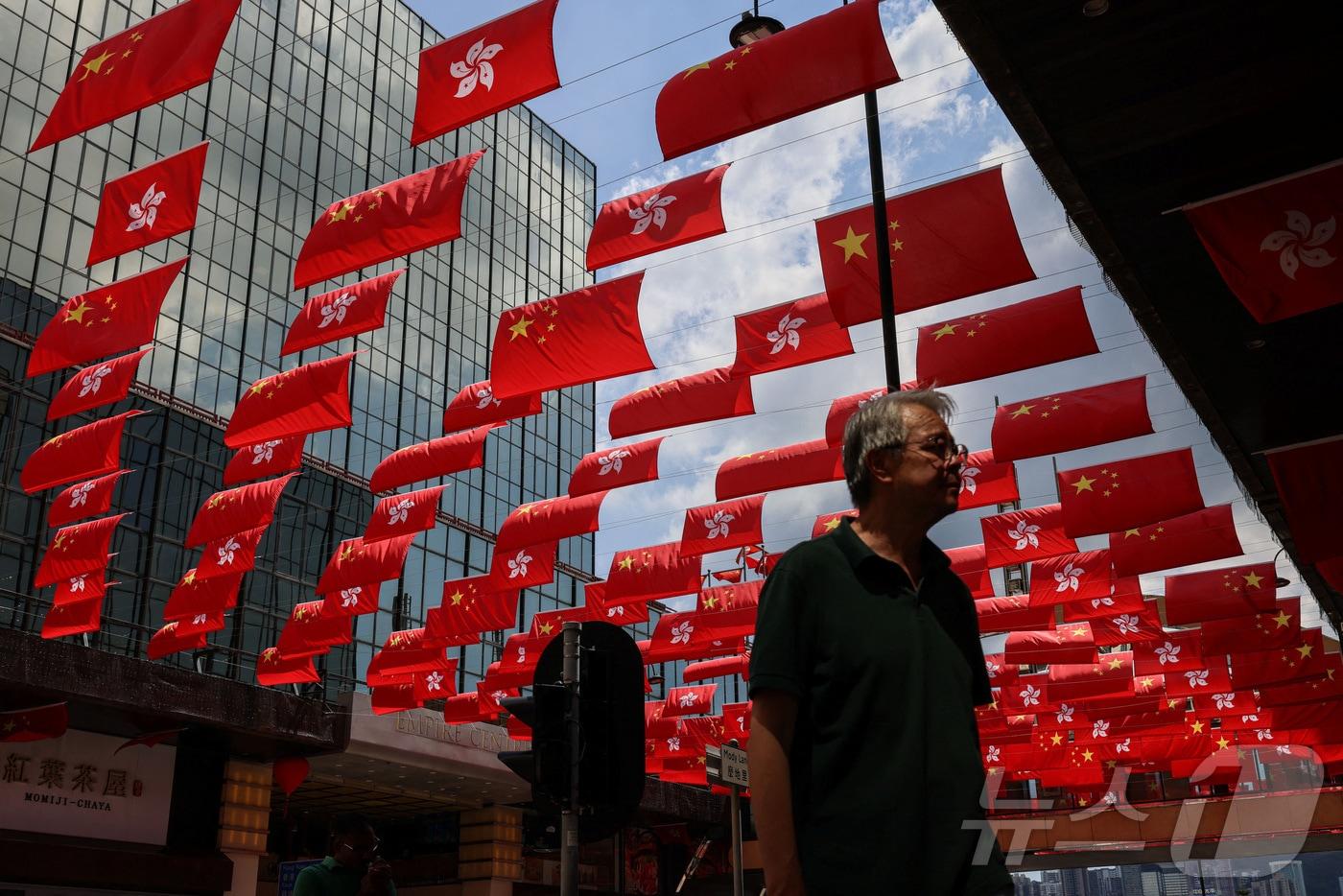 본문 이미지 - 지난해 10월 1일 홍콩 국경일에 중국 오성홍기와 홍콩기가 번갈아서 걸려 있다. 2025.10.1 ⓒ 로이터=뉴스1