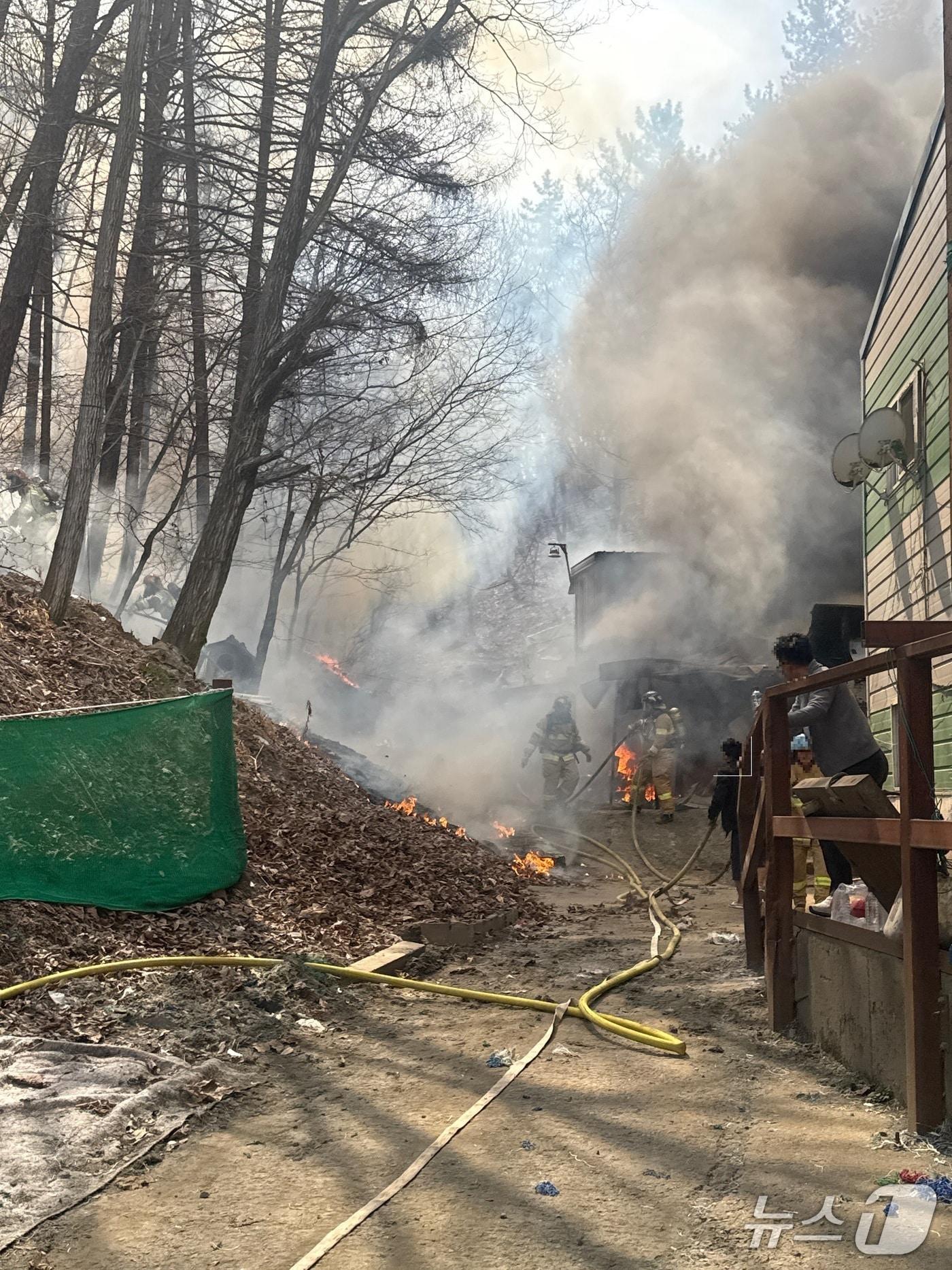 본문 이미지 - 예산군 대술면 궐곡리 공장 창고 화재 현장. / 뉴스1 