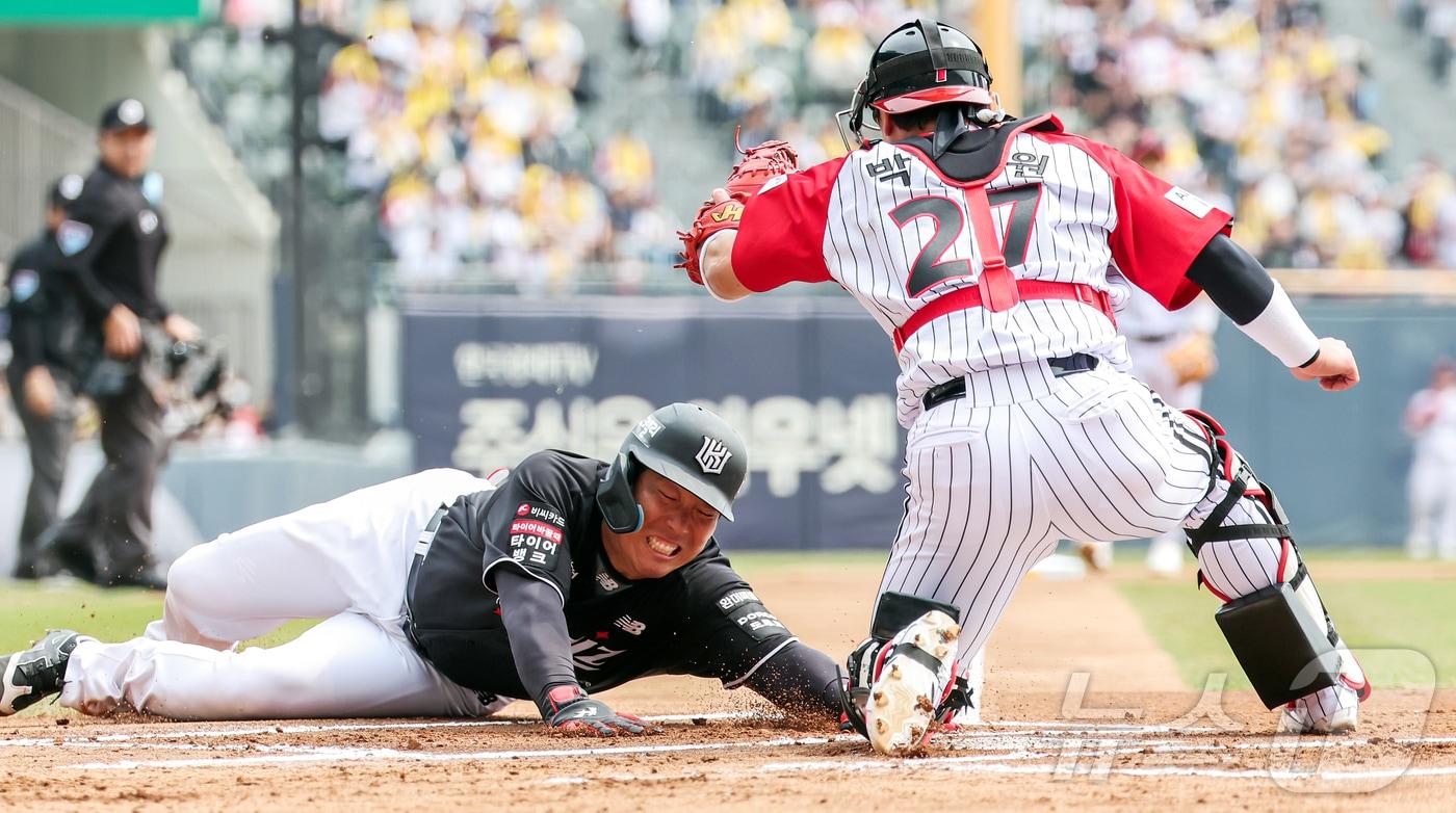 본문 이미지 - 29일 서울 송파구 잠실야구장에서 열린 '2026 신한 SOL KBO리그' KT 위즈와 LG 트윈스의 경기, 1회초 1사 1루 상황 KT 김현수가 안현민의 2루타 때 홈으로 쇄도해 득점에 성공하고 있다. 2026.3.29 ⓒ 뉴스1 김진환 기자