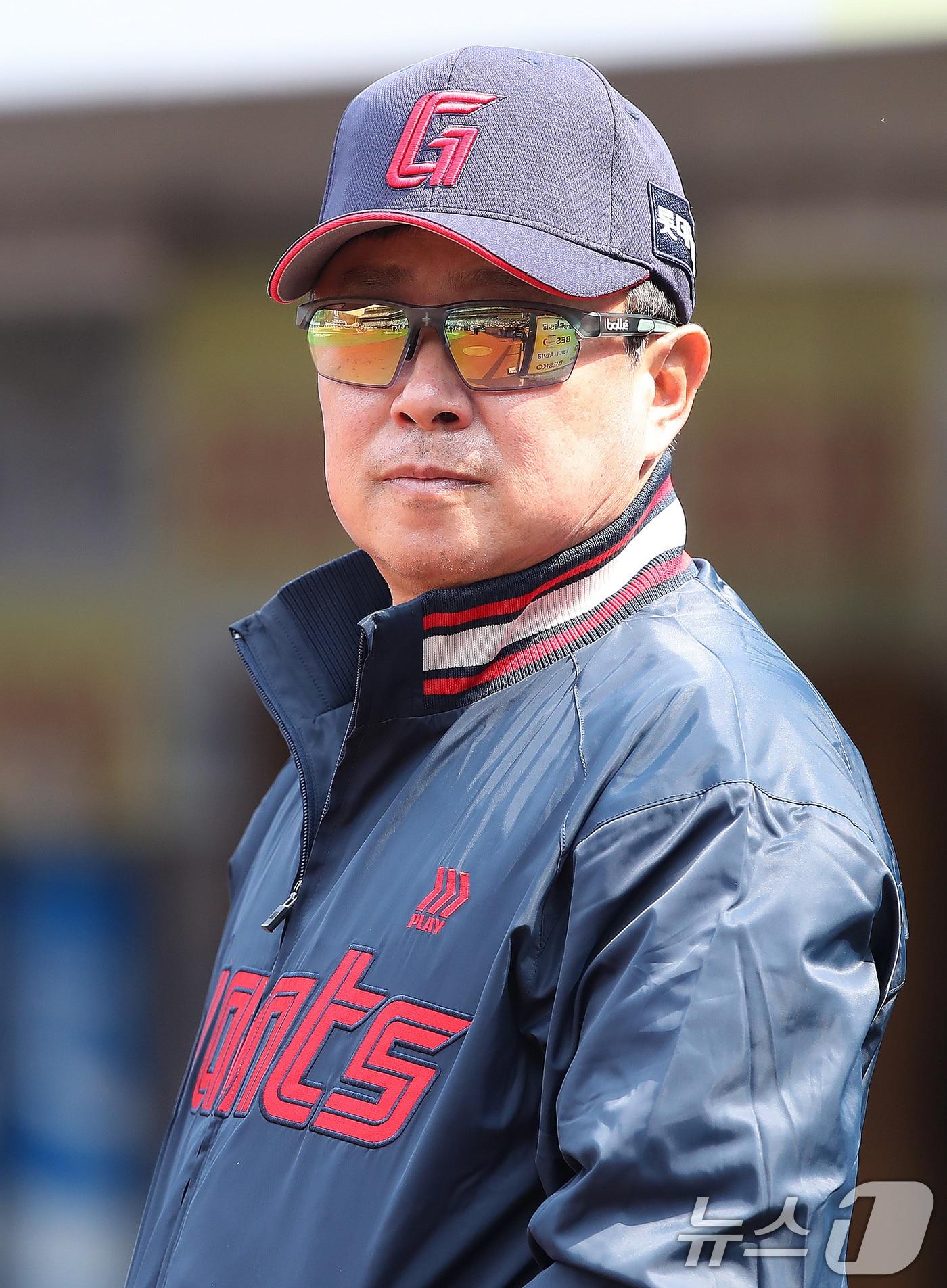 본문 이미지 - 29일 오후 대구 삼성라이온즈파크에서 열린 프로야구 '2026 신한 SOL KBO리그' 롯데 자이언츠와 삼성 라이온즈의 경기, 롯데 김태형 감독이 경기를 지켜보고 있다. 2026.3.29 ⓒ 뉴스1 공정식 기자