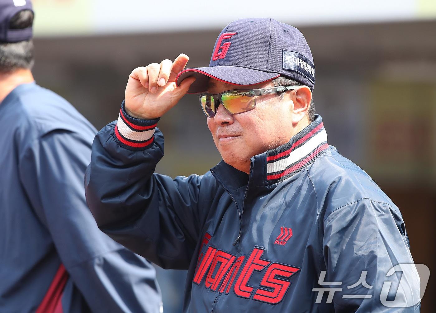 본문 이미지 - 29일 오후 대구 삼성라이온즈파크에서 열린 프로야구 '2026 신한 SOL KBO리그' 롯데 자이언츠와 삼성 라이온즈의 경기, 롯데 김태형 감독이 경기를 지켜보고 있다. 2026.3.29 ⓒ 뉴스1 공정식 기자