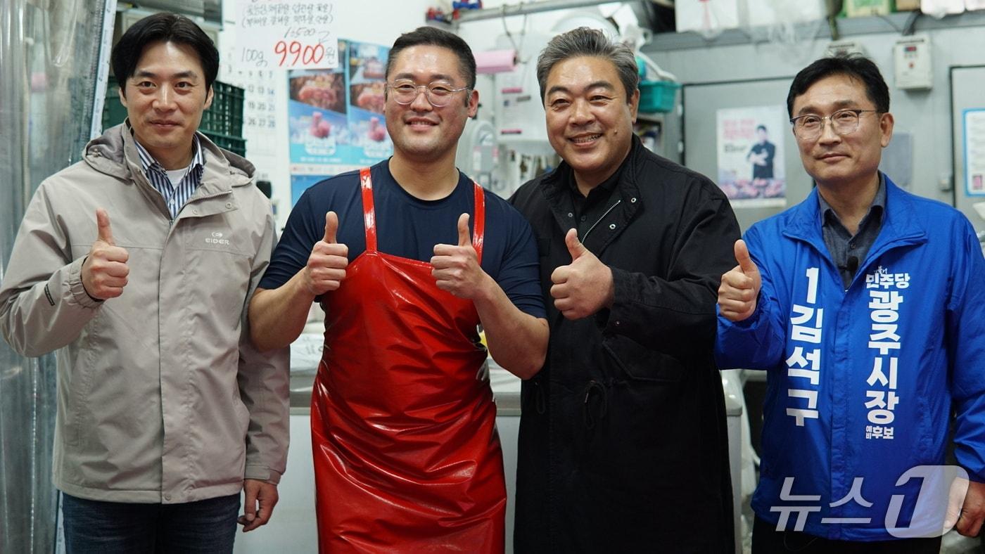 본문 이미지 - 지난 28일 김석구 예비후보(맨 오른쪽)와 이원종 명예선대위원장(오른쪽 두 번째), 한준호 경기지사 경선후보(맨 왼쪽)가 경안시장에서 상인과 기념촬영을 하고 있다.(예비후보 제공)
