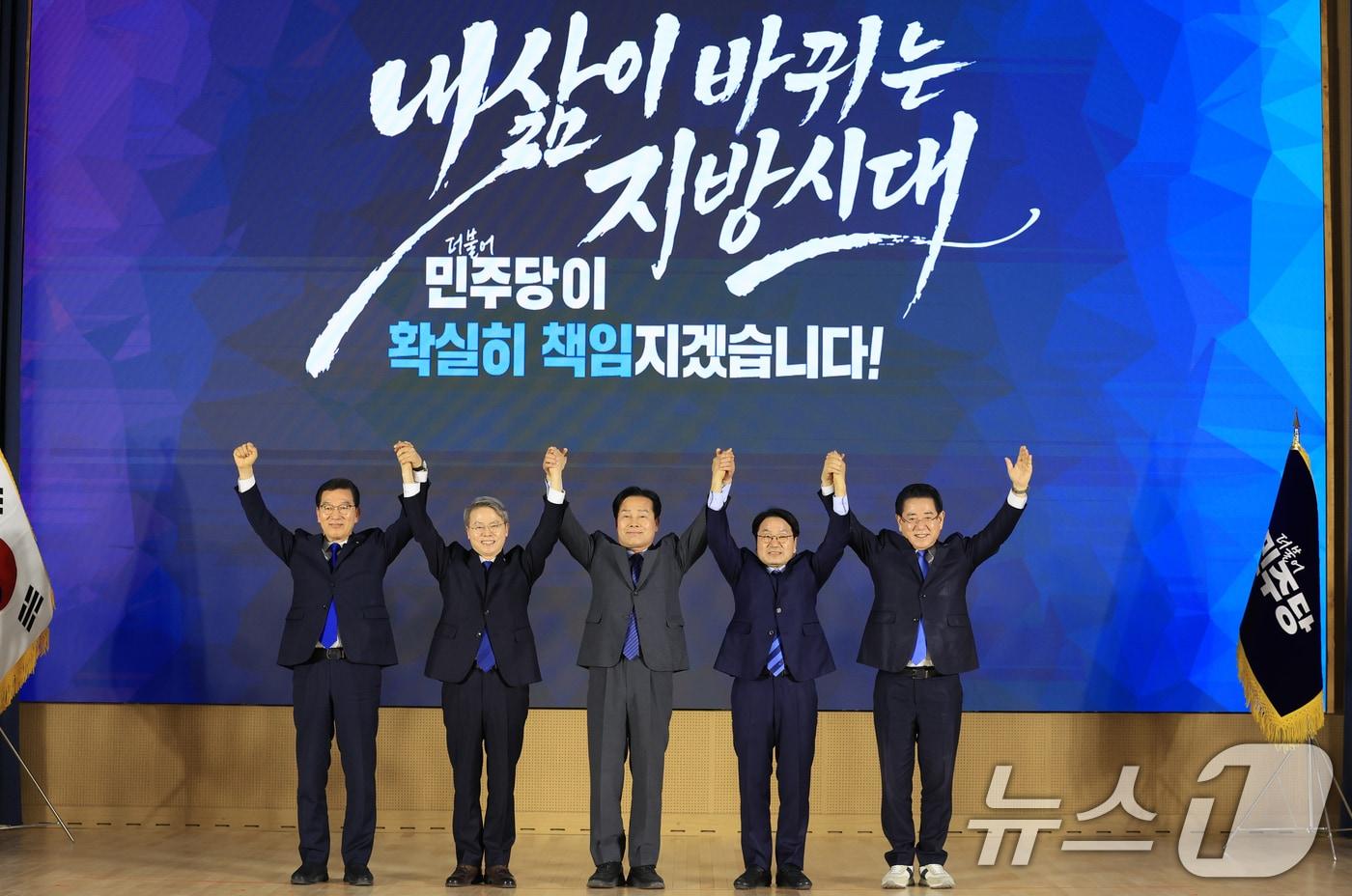 본문 이미지 - 29일 광주 조선대학교 서석홀에서 열린 더불어민주당 전남광주통합특별시장 후보 선출을 위한 권역별 정책배심원 심층토론회에서 신정훈(왼쪽부터), 민형배, 주철현, 강기정, 김영록 경선 후보가 기념촬영을 하고 있다. 2026.3.29 ⓒ 뉴스1 김태성 기자