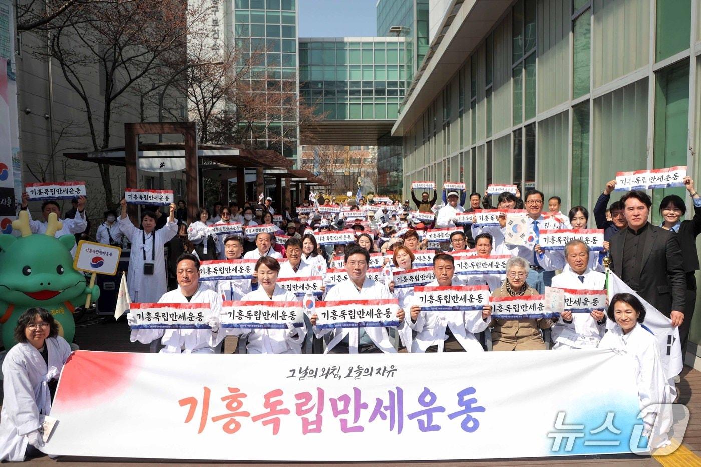 본문 이미지 - 지난 28일 신갈동행정복지센터에서 열린 기흥3.30 만세운동 기념행사에서 참석자들이 기념촬영을 찍고 있다.(용인시 제공)