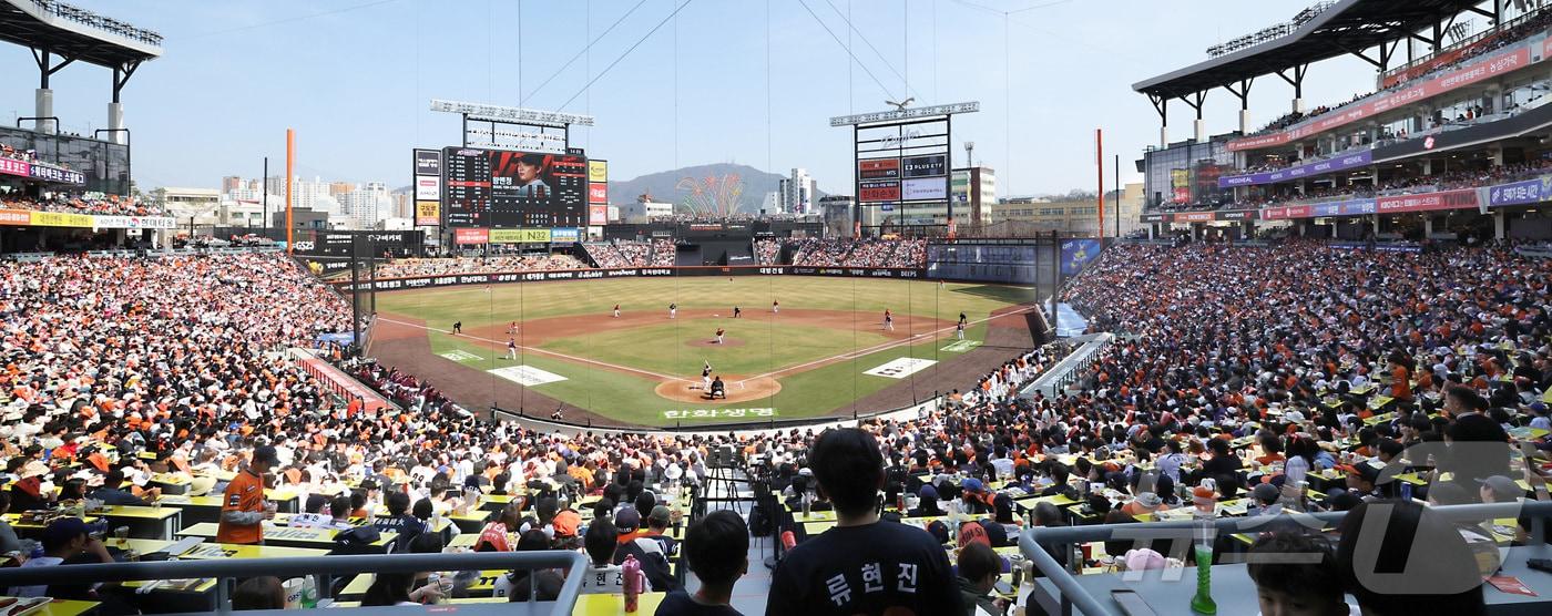 본문 이미지 - 29일 대전 한화생명볼파크에서 열린 2026 신한 SOL KBO리그 키움 히어로즈와 한화 이글스의 경기가 매진을 기록하며 팬들이 경기를 즐기고 있다 2026.3.29 ⓒ 뉴스1 김기남 기자