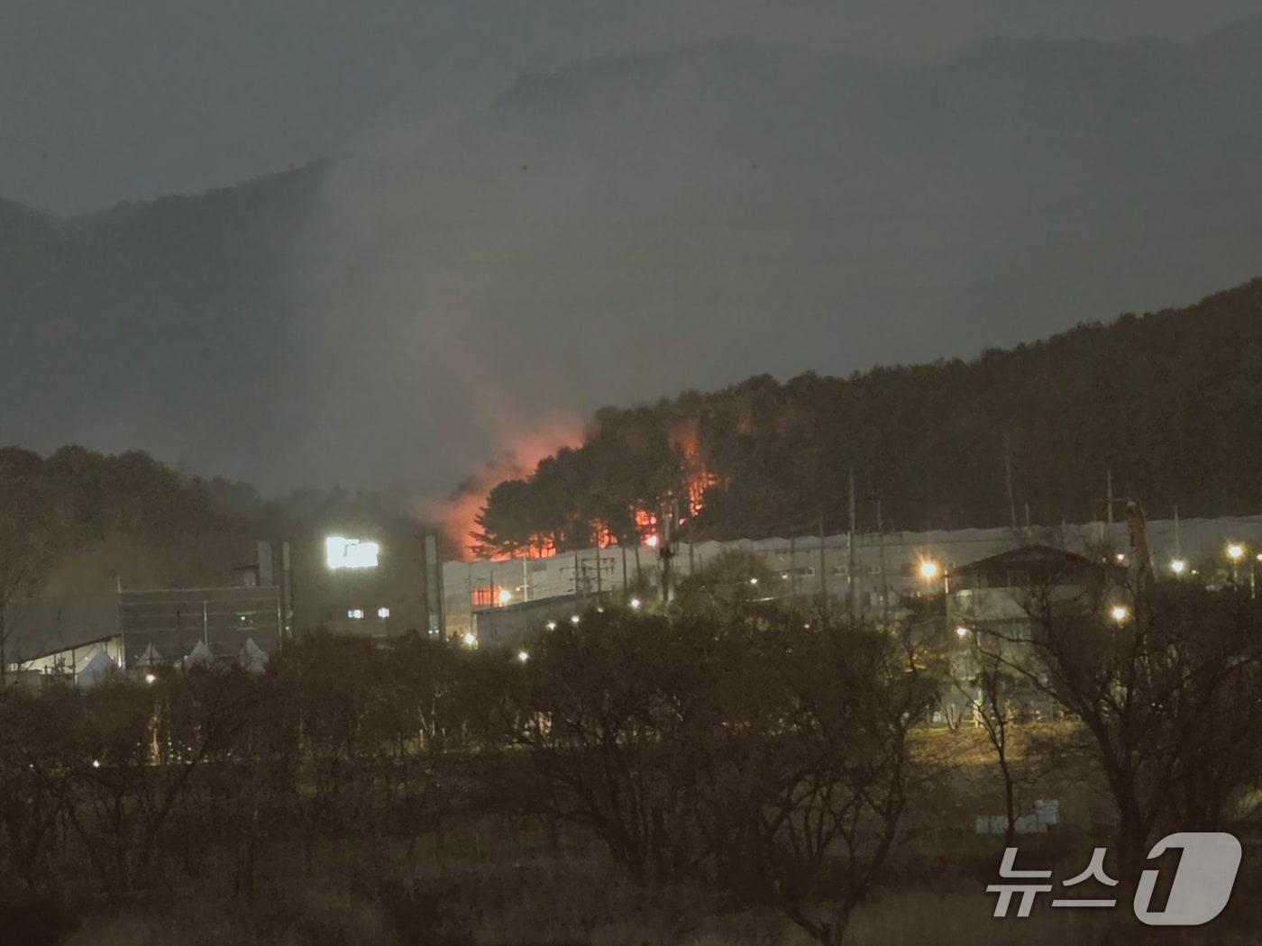 본문 이미지 - 지난 28일 저녁에 발생한 춘천 동면 장학리 산불 현장.(산림청 제공, 재판매 및 DB 금지) 2026.3.28/뉴스1