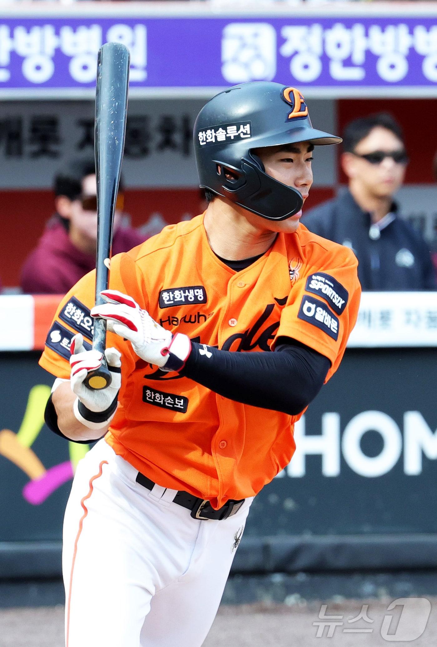 본문 이미지 - 29일 대전 한화생명볼파크에서 열린 2026 신한 SOL KBO리그 키움 히어로즈와 한화 이글스의 경기에서 한화 오재원이 타격하고 있다. 2026.3.29 ⓒ 뉴스1 김기남 기자