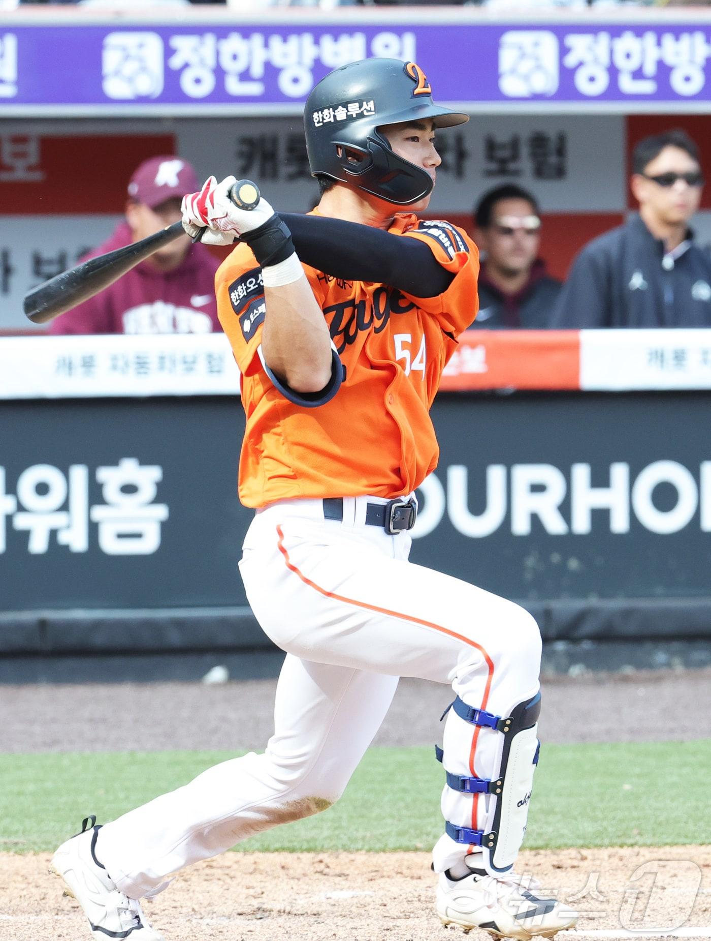 본문 이미지 - 29일 대전 한화생명볼파크에서 열린 2026 신한 SOL KBO리그 키움 히어로즈와 한화 이글스의 경기에서 한화 오재원이 타격하고 있다. 2026.3.29 ⓒ 뉴스1 김기남 기자