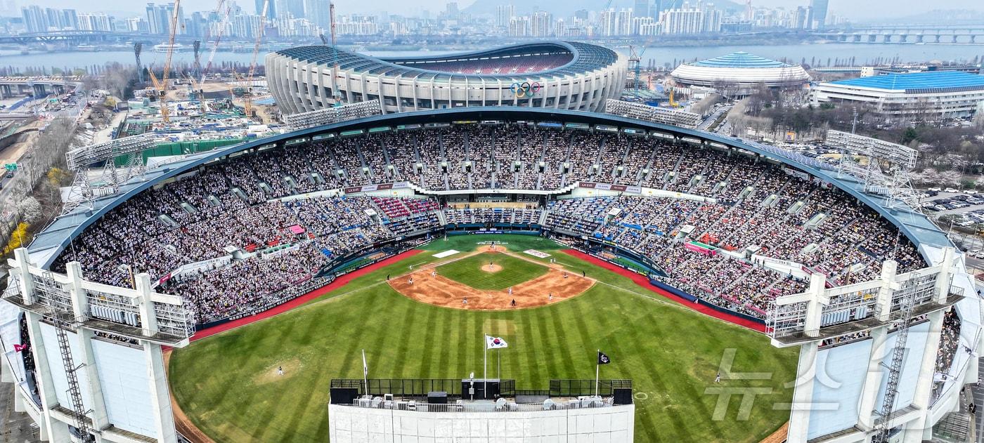 본문 이미지 - 서울 송파구 잠실야구장 <자료사진> 2026.3.29 ⓒ 뉴스1 김진환 기자