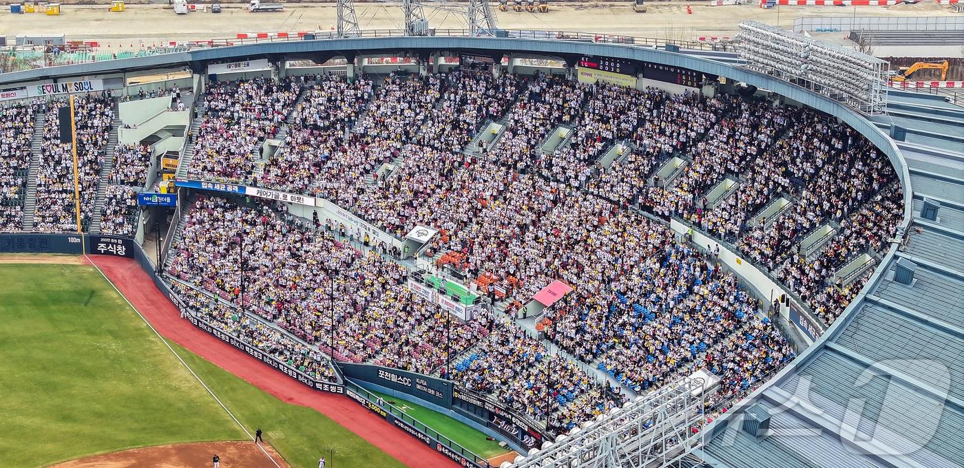 본문 이미지 - 29일 서울 송파구 잠실야구장에서 열린 '2026 신한 SOL KBO리그' KT 위즈와 LG 트윈스의 경기를 찾은 수많은 야구팬들이 열정적인 응원을 펼치고 있다. 한편, 한국야구위원회(KBO)는 이날 “주말 이틀간 전국 5개 구장에서 열린 개막 시리즈가 전 경기 매진을 기록했다"고 발표했다. 이는 토요일과 일요일 개최 기준 역대 두 번째 매진 으로 10경기에 총 21만 1,756명의 관중을 기록했다. 2026.3.29 ⓒ 뉴스1 김진환 기자