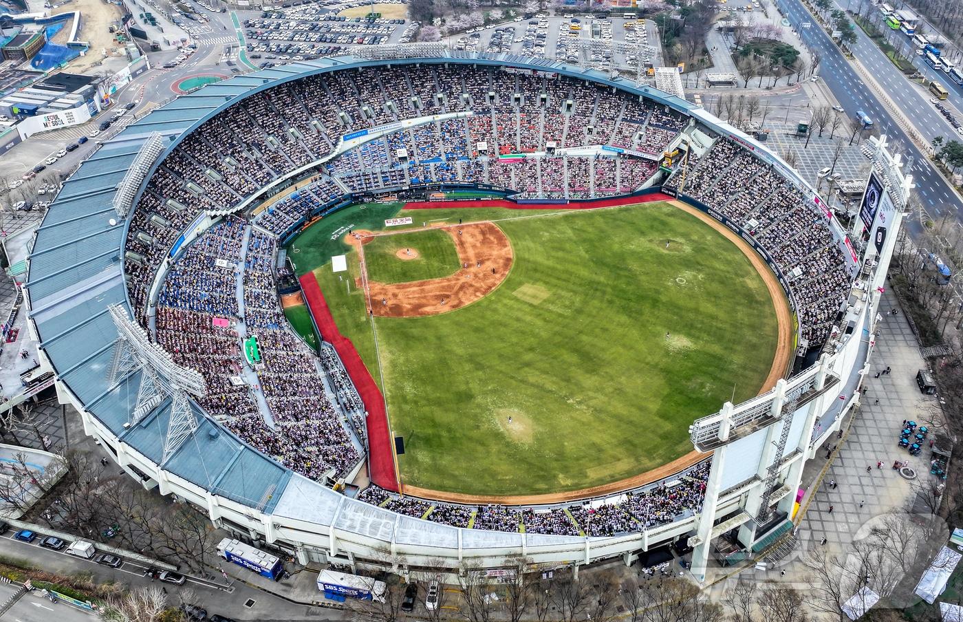 본문 이미지 - 29일 서울 송파구 잠실야구장에서 열린 '2026 신한 SOL KBO리그' KT 위즈와 LG 트윈스의 경기를 찾은 수많은 야구팬들이 열정적인 응원을 펼치고 있다.  2026.3.29 ⓒ 뉴스1 김진환 기자