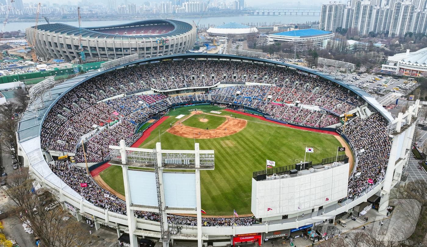 본문 이미지 - 29일 서울 송파구 잠실야구장에서 열린 '2026 신한 SOL KBO리그' KT 위즈와 LG 트윈스의 경기를 찾은 수많은 야구팬들이 열정적인 응원을 펼치고 있다. 한편, 한국야구위원회(KBO)는 이날 “주말 이틀간 전국 5개 구장에서 열린 개막 시리즈가 전 경기 매진을 기록했다"고 발표했다. 2026.3.29 ⓒ 뉴스1 김진환 기자