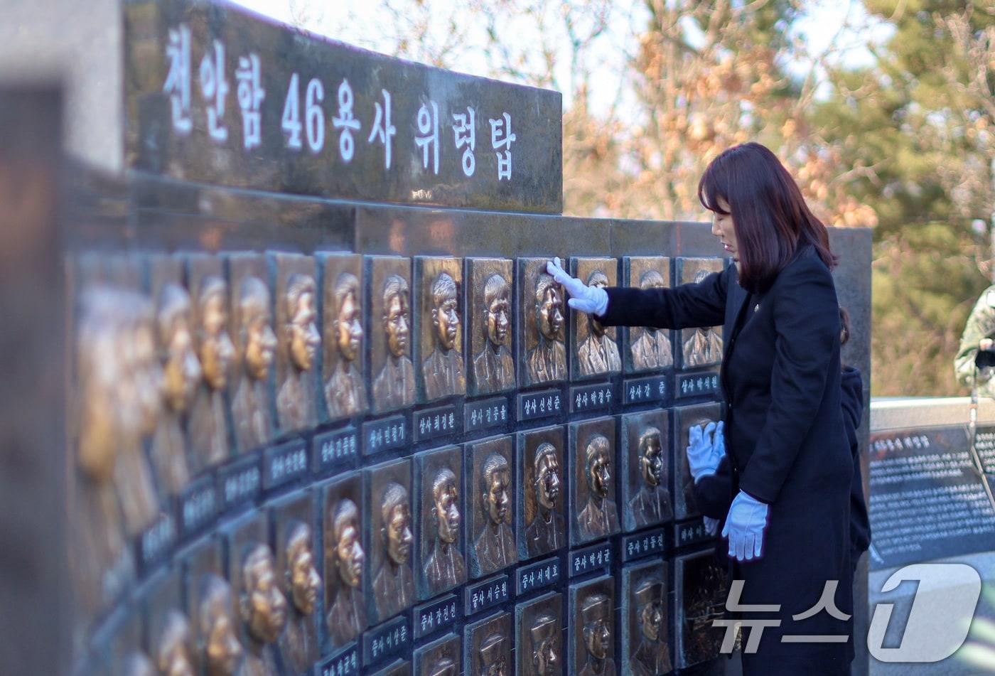본문 이미지 - 강윤진 국가보훈부 차관이 지난 28일 제11회 서해수호의날을 맞아 인천시 옹진군 백령도 인근 천안함 46용사 위령탑을 참배하고 있다. (국가보훈부 제공. 재판매 및 DB금지) 2026.3.29 ⓒ 뉴스1