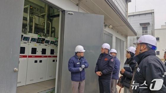 본문 이미지 - 위험물 사고조사위원회가 위험물 취급 공장에서 현장 점검을 하고 있다.(사진은 기사 내용과 무관함)(전북소방본부 제공. 재판매 및 DB금지) / 뉴스1 ⓒ News1