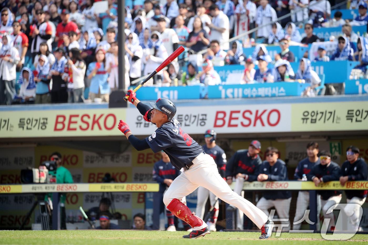 본문 이미지 - 29일 오후 대구 삼성라이온즈파크에서 열린 프로야구 '2026 신한 SOL KBO리그' 롯데 자이언츠와 삼성 라이온즈의 경기, 5회초 선두타자로 나온 롯데 5번타자 노진혁이 우월 솔로홈런을 치고 있다. 2026.3.29 ⓒ 뉴스1 공정식 기자