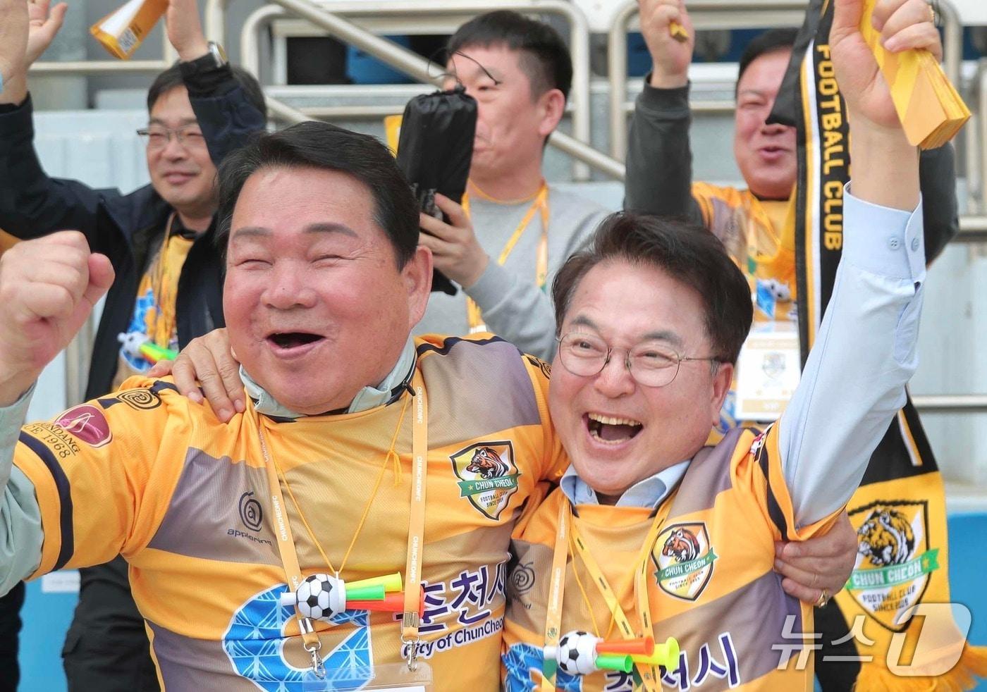 본문 이미지 - 29일 오후 송암스포츠타운 주경기장에서 열린 2026 K3리그 홈 개막전에서 춘천시민축구단 선수가 골을 넣자 육동한 춘천시장(사진 오른쪽)과 신경호 강원도교육감이 기뻐하고 있다.(춘천시 제공, 재판매 및 DB금지)