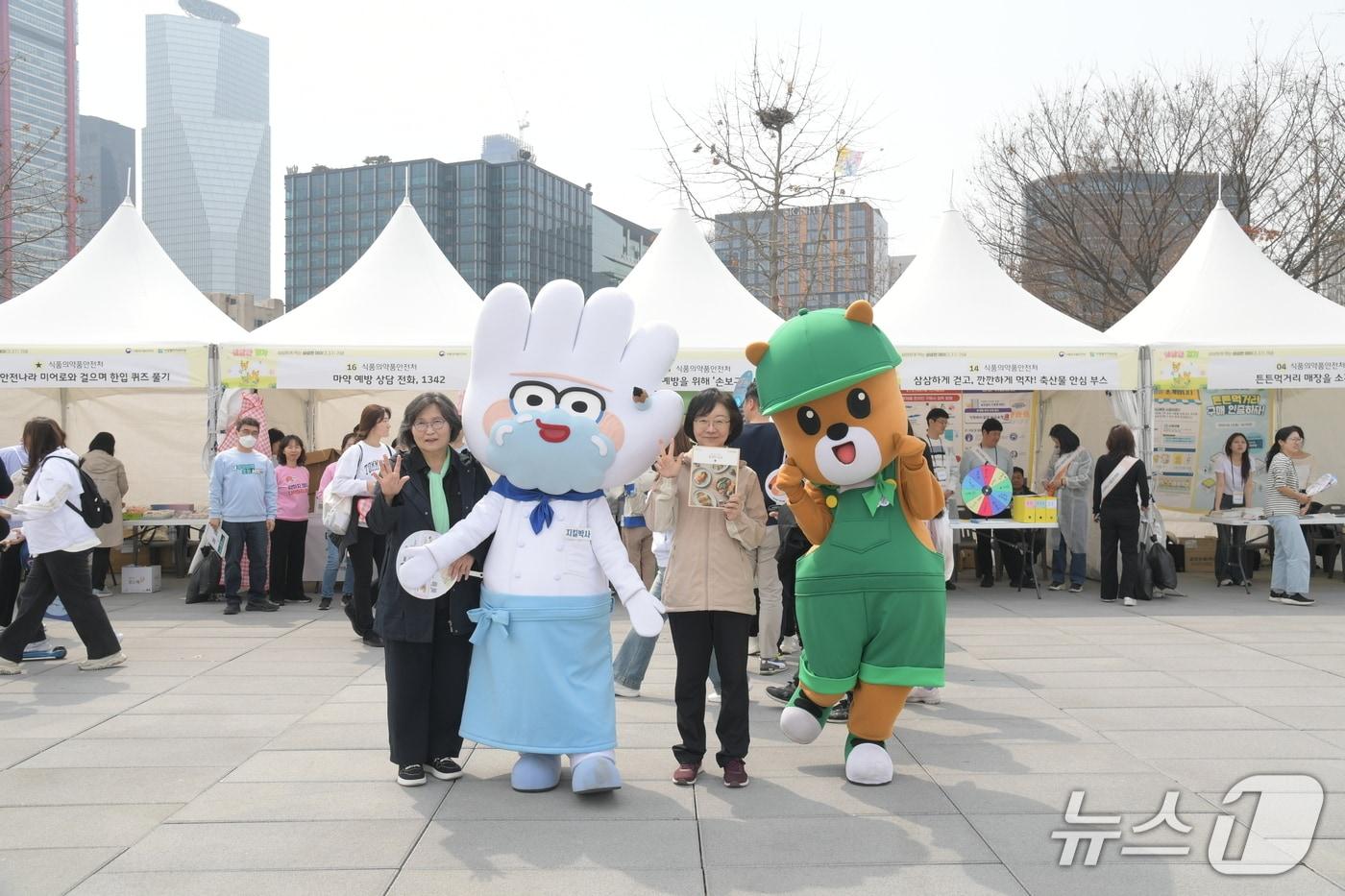 본문 이미지 - 식품의약품안전처는 오는 31일 '삼삼한 데이'를 맞아 29일 오전 11시부터 오후 3시까지 어린이를 동반한 가족부터 청년, 어르신까지 약 2500여명이 참여한 가운데 서울 여의도 한강공원에서 건강한 식습관 확산을 위한 '삼삼한 걷기' 행사를 개최했다.(식품의약품안전처 제공)