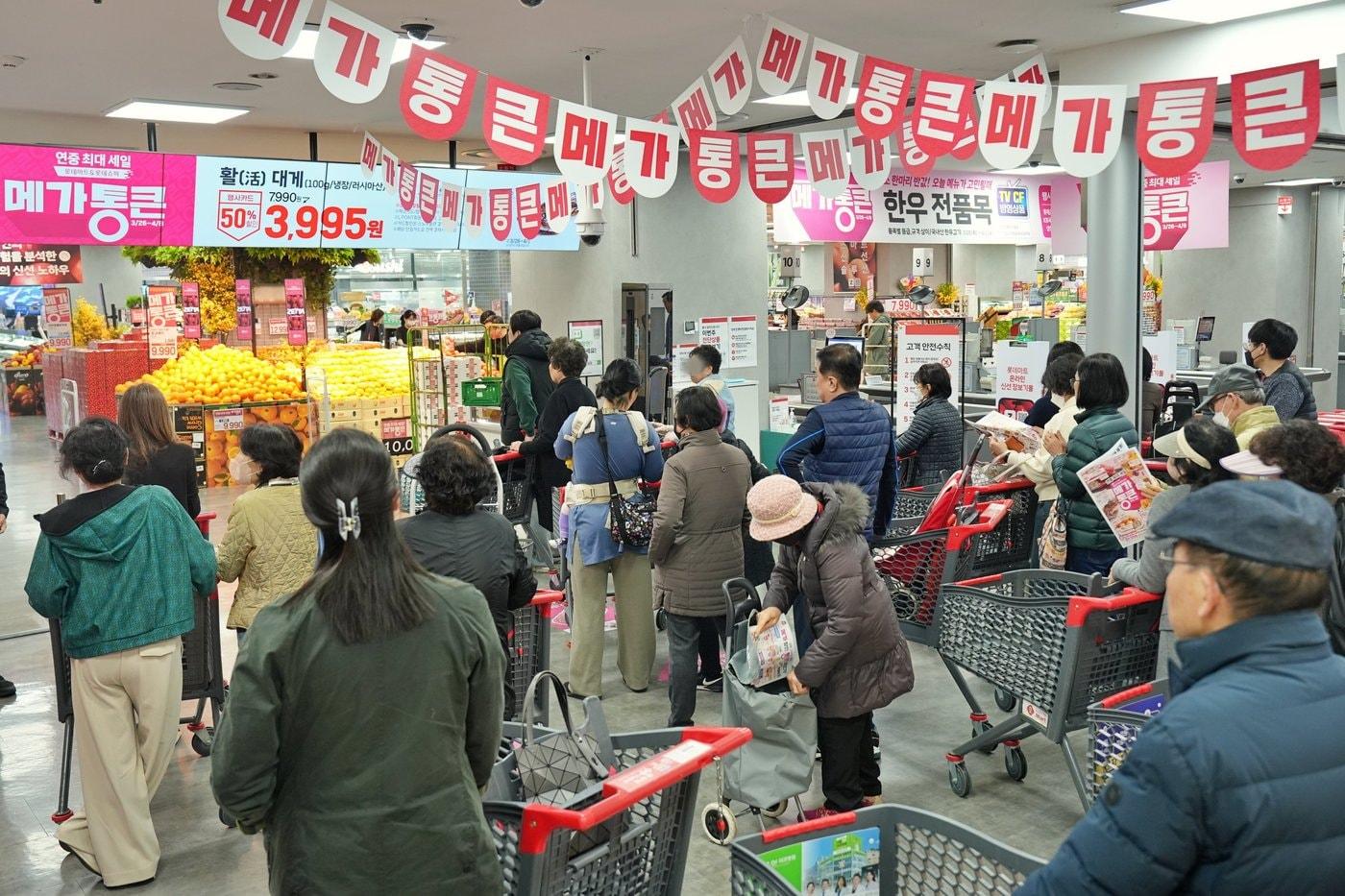 본문 이미지 - 서울시 송파구에 위치한 롯데마트 제타플렉스 잠실점에서 고객들이 '메가통큰' 행사 입장을 위해 카트를 들고 줄지어 서있다.(롯데마트 제공)