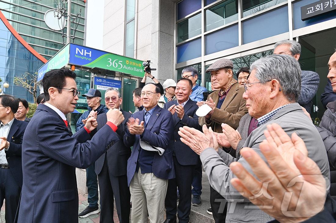본문 이미지 - 이철우 경북지사 예비후보는 29일 포항을 찾아 민생 행보를 이어가며 철강, 이차전지, 수소산업 육성 등을 담은 포항 발전 7대 공약을 발표했다. /뉴스1
