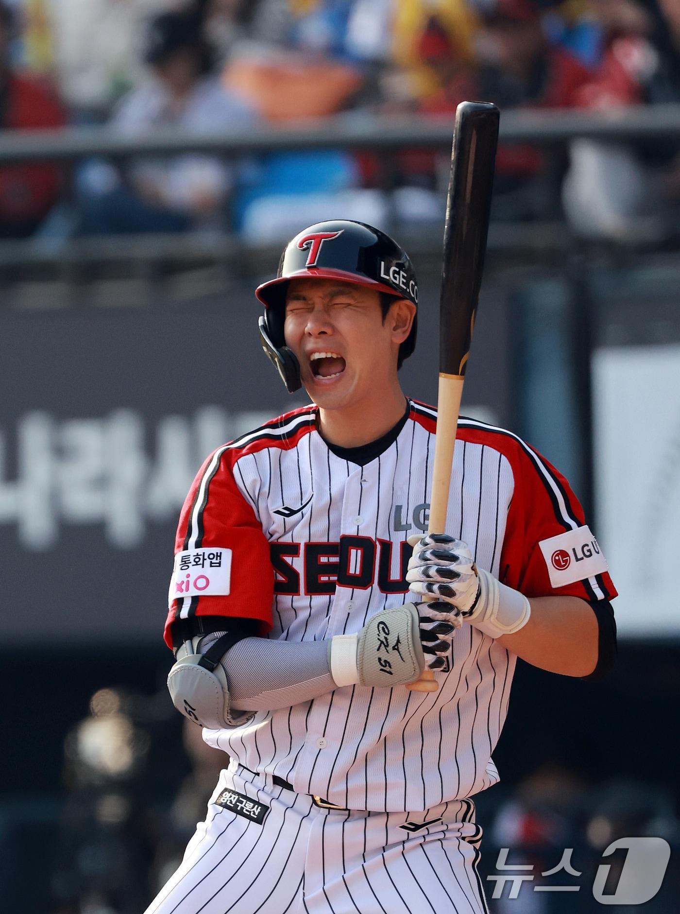 본문 이미지 - 29일 서울 송파구 잠실야구장에서 열린 '2026 신한 SOL KBO리그' KT 위즈와 LG 트윈스의 경기, LG 홍창기가 3진 아웃을 당하고 아쉬워하고 있다. 2026.3.29 ⓒ 뉴스1 이호윤 기자