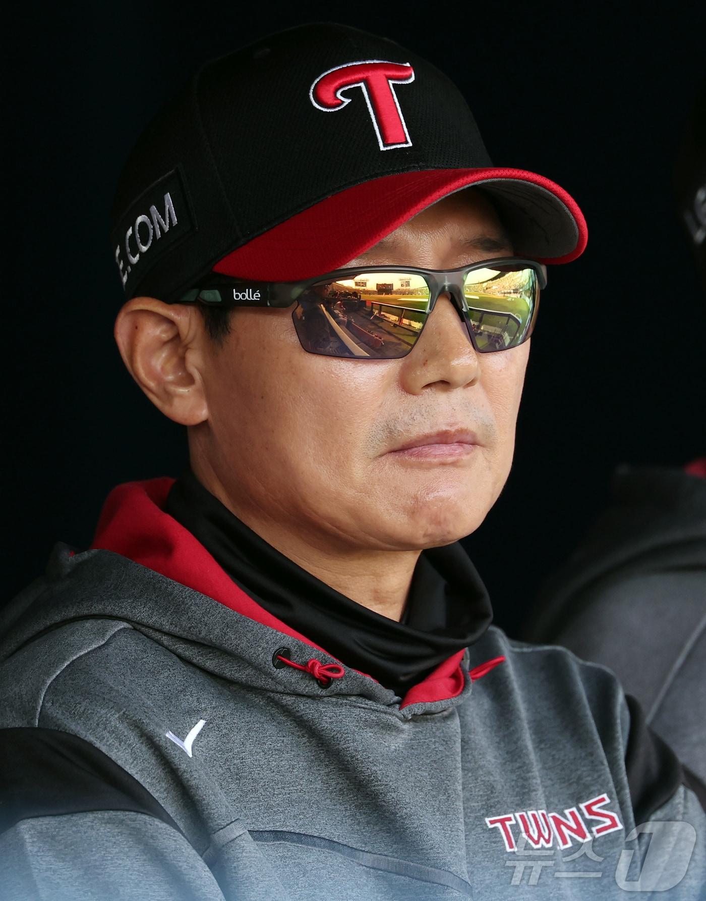 본문 이미지 - 29일 서울 송파구 잠실야구장에서 열린 '2026 신한 SOL KBO리그' KT 위즈와 LG 트윈스의 경기, LG 염경엽 감독이 경기를 지켜보고 있다. 2026.3.29 ⓒ 뉴스1 김진환 기자