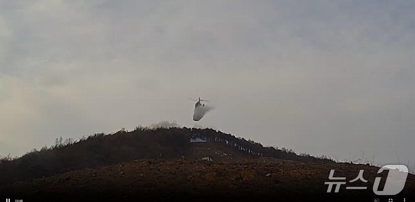 본문 이미지 - 29일 오후 4시 16분쯤 경북 경주시 외동읍 석계리 한 야산에서 불이 나 헬기가 불을 끄고 있다.(경북소방본부 제공. 재판매 및 DB 금지)