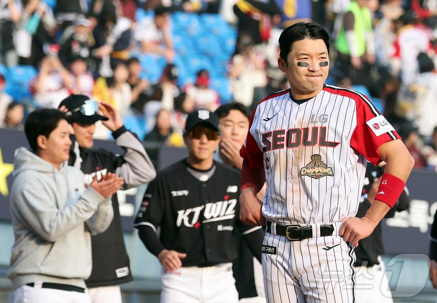 본문 이미지 - 29일 서울 송파구 잠실야구장에서 열린 '2026 신한 SOL KBO리그' KT 위즈와 LG 트윈스의 경기에서 5대6 역전패 당한 LG 주장 박해민이 아쉬워하고 있다. 2026.3.29 ⓒ 뉴스1 김진환 기자