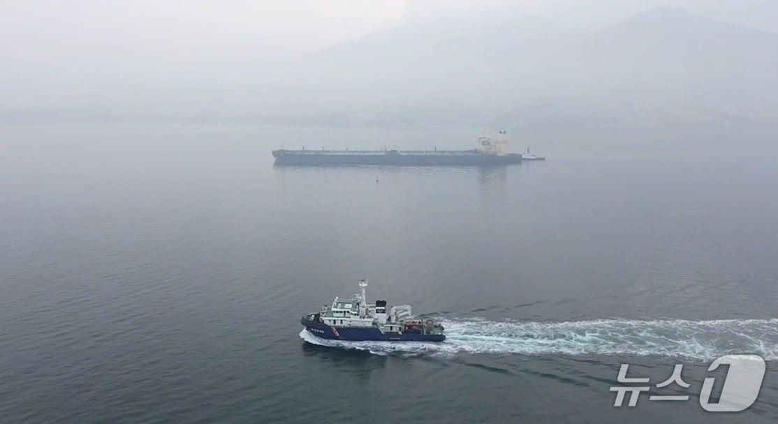 본문 이미지 - 여수해경이 29일 경비함정 2척을 투입해 아랍에미리트 에서 원유 200만 배럴을 싣고 입항한 15만톤급 유조선의 접안을 지원하고 있다. (여수해경 제공. 재판매 및 DB 금지)