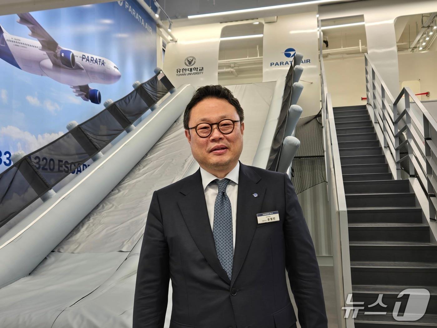 본문 이미지 - 윤철민 파라타항공 대표이사가 27일 경기 부천 유한대에 개소한 파라타항공 항공훈련센터에서 기념 사진을 촬영한 모습. 2026.3.27/뉴스1 김성식 기자