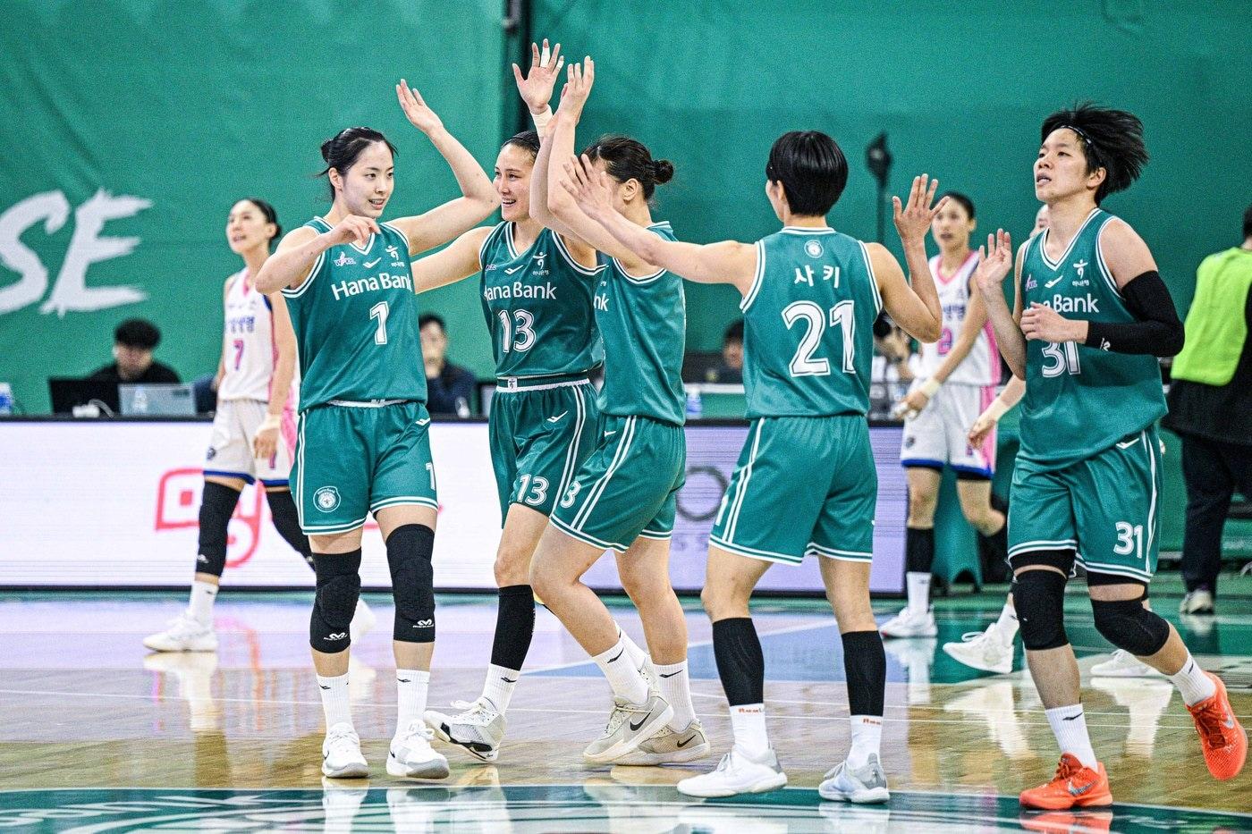 본문 이미지 - 부천 하나은행은 29일 부천체육관에서 열린 2025-26 여자프로농구 홈 경기에서 용인 삼성생명을 75-58로 꺾고 공동 선두로 도약했다. (WKBL 제공)