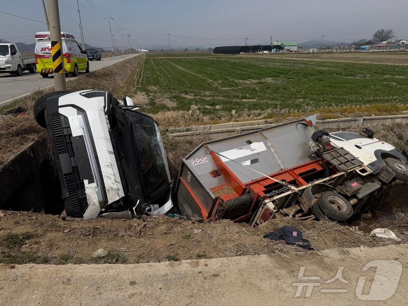 본문 이미지 - 29일 오전 11시 28분께 전북 익산시 용안면의 한 교차로에서 1톤 트럭과 스포츠유틸리티차(SUV)가 부딪혀 농수로에 빠졌다.(전북소방본부 제공. 재판매 및 DB금지) ⓒ 뉴스1 문채연 기자