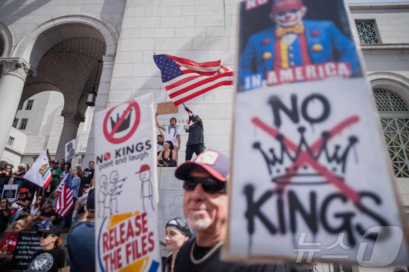 본문 이미지 - 28일(현지시간) 미국 캘리포니아주 로스앤젤레스에서 트럼프 정책에 반대하는 "노 킹스(No Kings)＂ 시위대가 모여있다. ⓒ 로이터=뉴스1