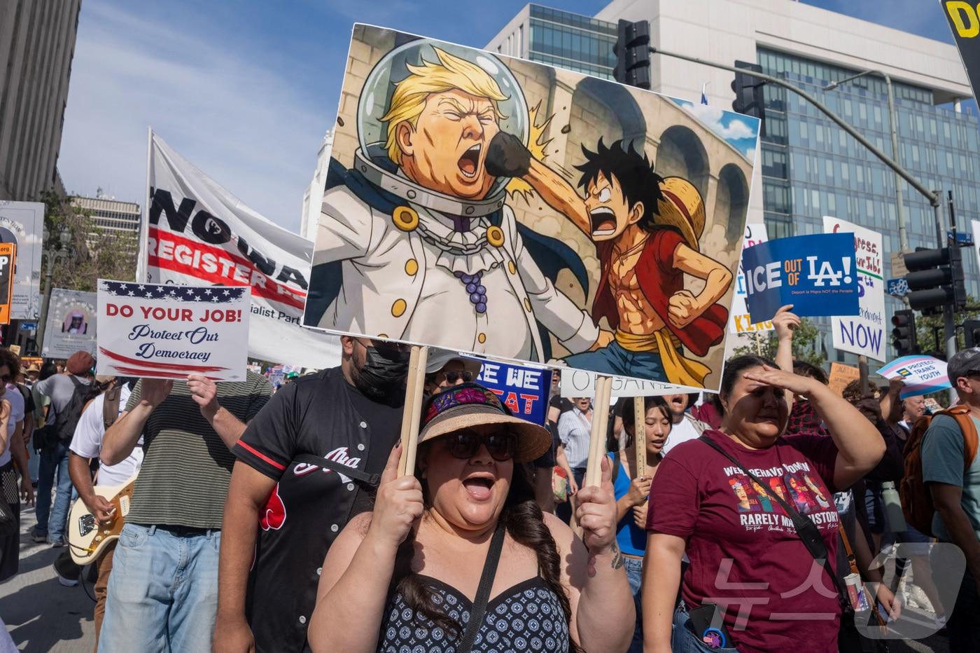 본문 이미지 - 미국 캘리포니아주 로스앤젤레스에서 트럼프 정책에 반대하는 "노 킹스(No Kings)＂ 시위대가 피켓시위를 하고 있다. ⓒ 로이터=뉴스1