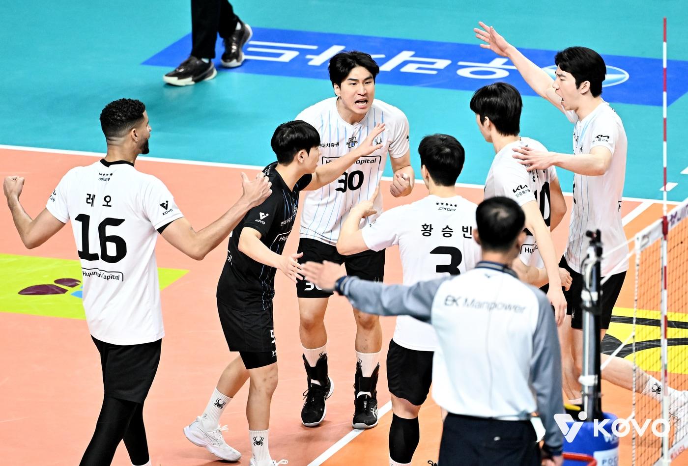 본문 이미지 - 현대캐피탈이 우리카드를 따돌리고 챔피언결정전에 진출했다.(KOVO제공) 