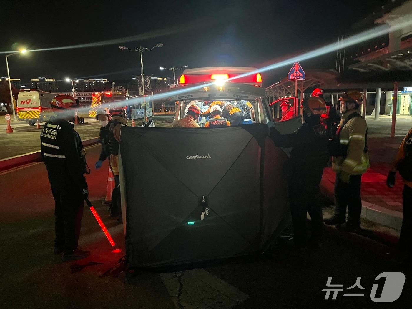 본문 이미지 - 29일 오후 7시 21분께 전북 남원시 신전동의 남원역 역사에서 90대 남성이 추락하는 사고가 발생해 소방이 이송하고 있다.(전북소방본부 제공. 재판매 및 DB금지)