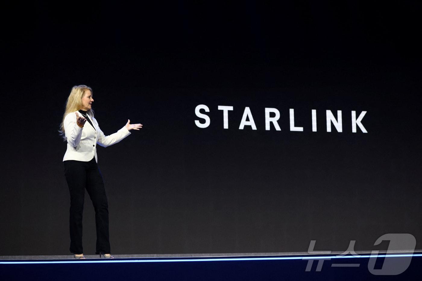 본문 이미지 - 그윈 숏웰(Gwynne Shotwell) 스페이스X 사장 겸 최고운영책임자(COO)이 2일(현지시간) 스페인 바르셀로나에서 열린 모바일 월드 콩그레스(MWC) 2026에서 연설하고 있다. 2026.03.02 ⓒ 뉴스1 ⓒ 로이터=뉴스1