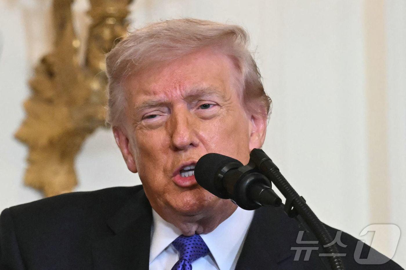 본문 이미지 - 도널드 트럼프 미국 대통령이 2일(현지시간) 워싱턴DC 백악관에서 열린 명예훈장 수여식에서 연설하고 있다. 2026.03.02. ⓒ AFP=뉴스1