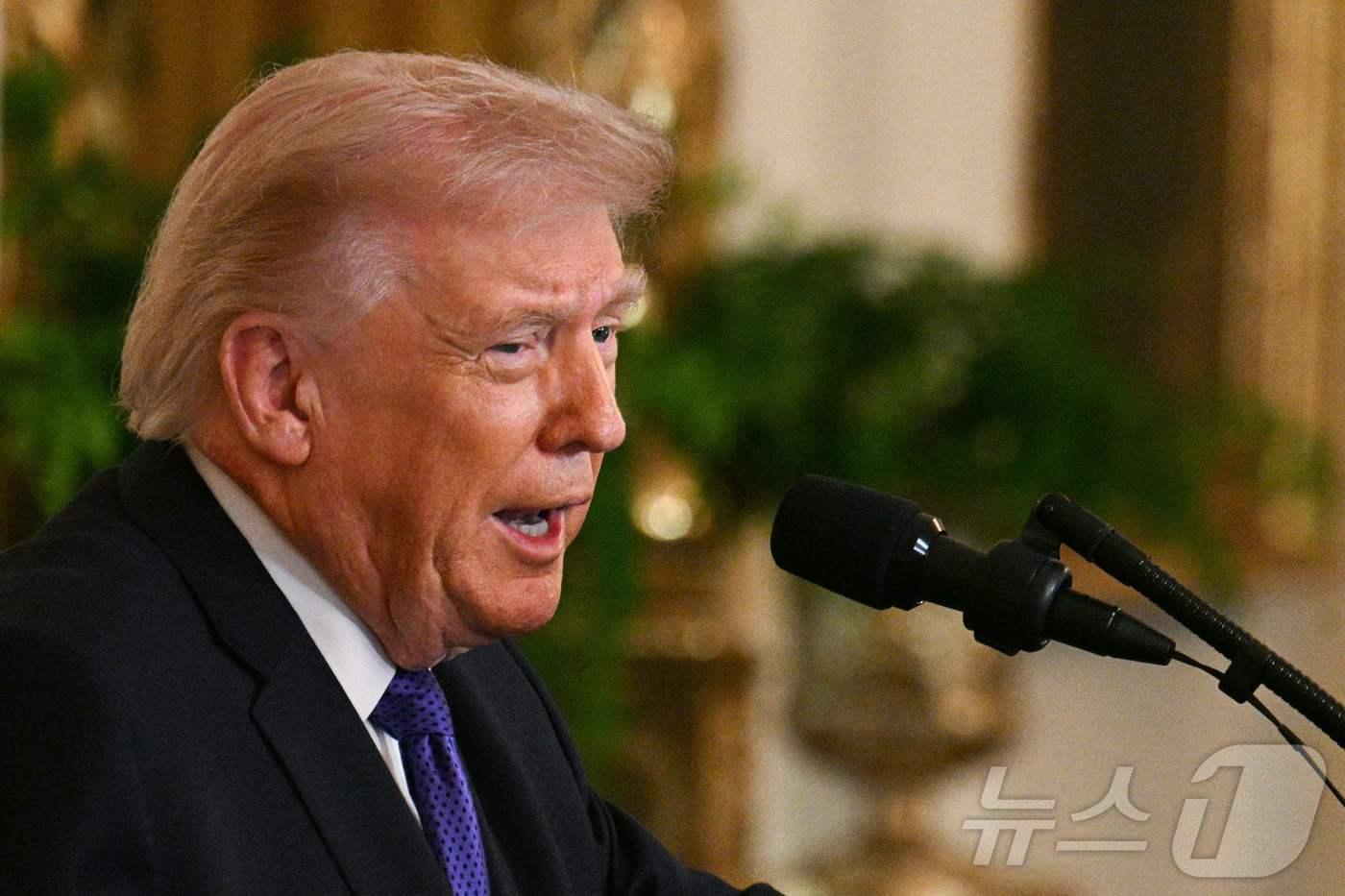 본문 이미지 - 도널드 트럼프 미국 대통령이 2일(현지시간) 워싱턴DC 백악관에서 열린 명예훈장 수여식에서 연설하고 있다. 2026.03.02. ⓒ AFP=뉴스1