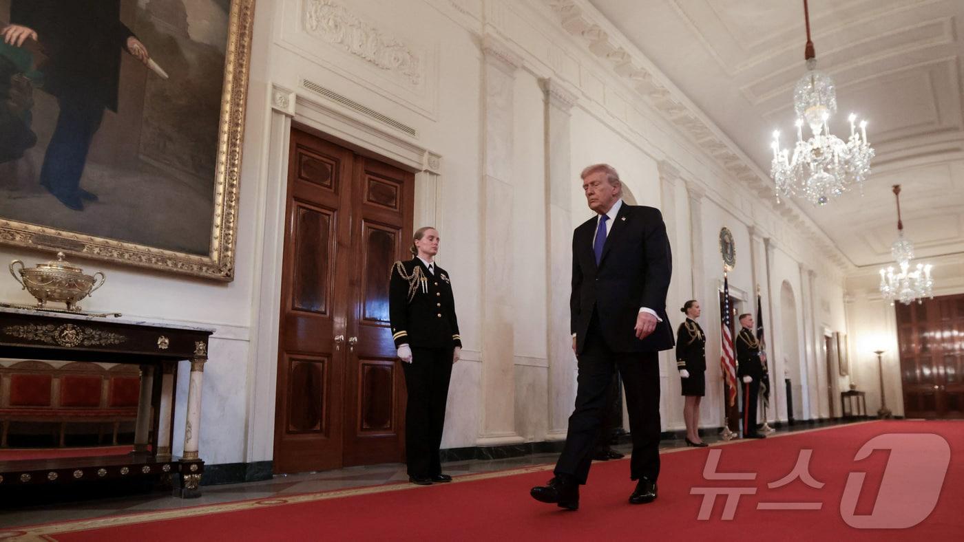 본문 이미지 - 도널드 트럼프 미국 대통령이 2일(현지시간) 워싱턴DC 백악관에서 열린 명예훈장 수여식 참석을 위해 행사장에 들어서고 있다. 2026.03.02. ⓒ 로이터=뉴스1